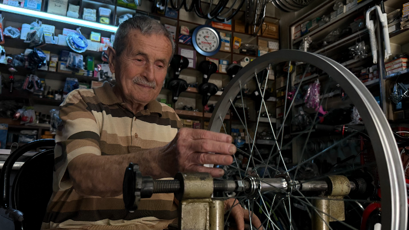72 yıllık mesleğini, 85 yaşında ilk günkü heyecanla sürdürüyor