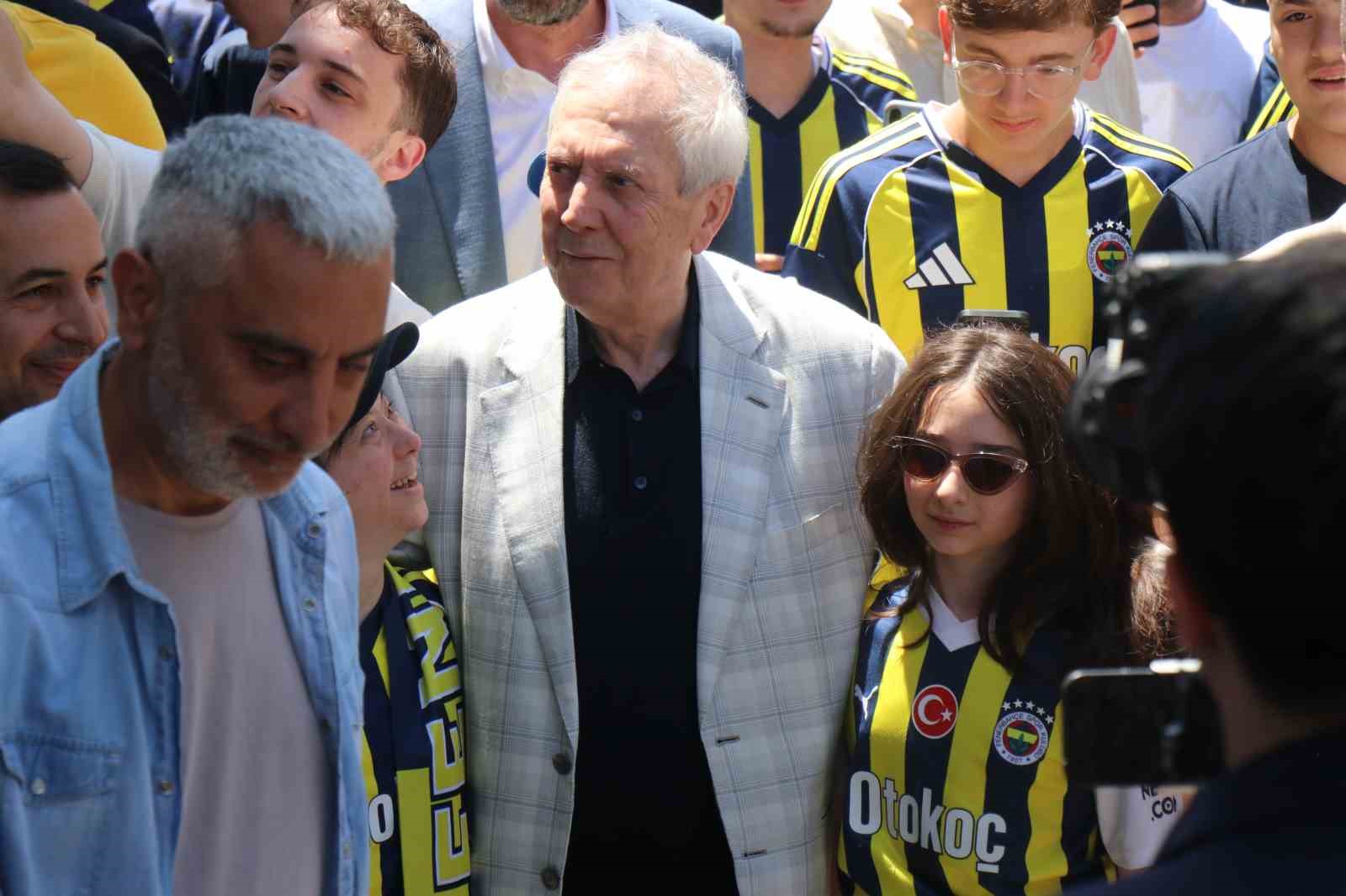 Aziz Yıldırım, Sakarya’da Fenerbahçeliler ile buluştu
