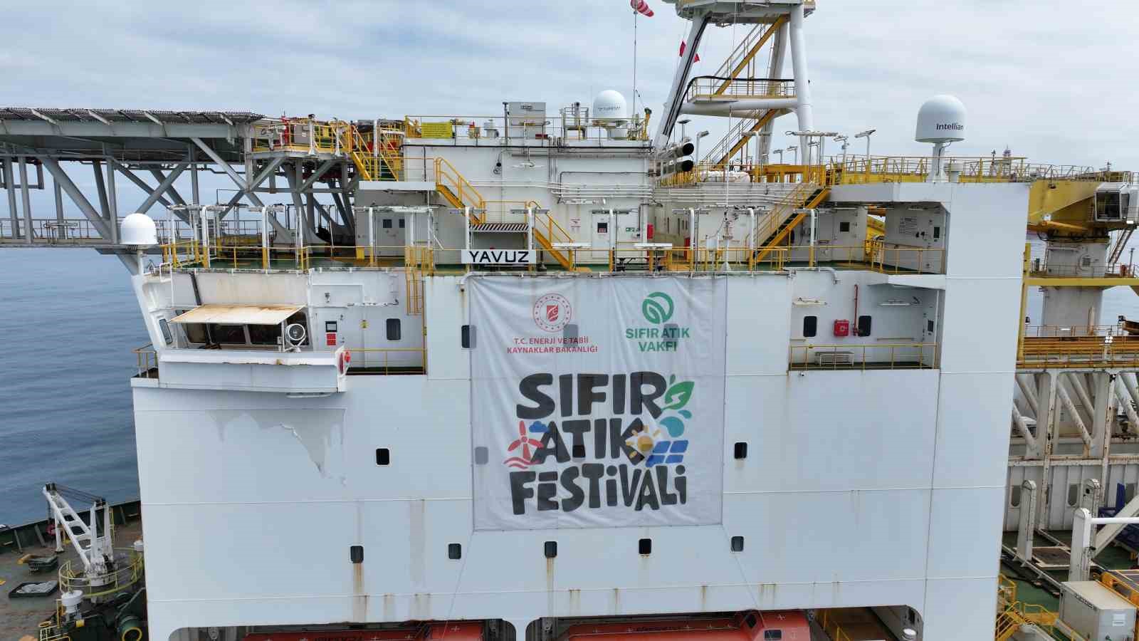 Yavuz Derin Deniz Sondaj Gemisi’ne ‘Sıfır Atık Festivali’ yazılı bir pankart asıldı