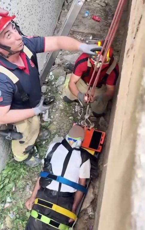 Zeytinburnu’nda 5 metre yükseklikten boşluğa düşen şahsın kurtarılma anı kameraya yansıdı