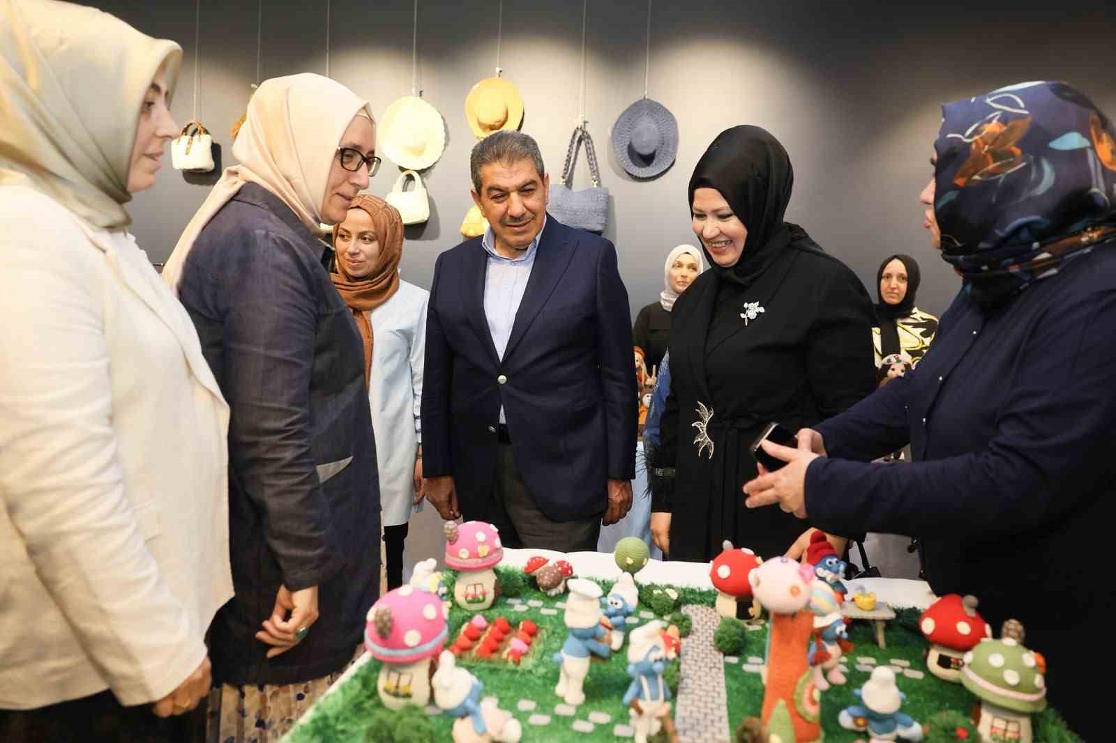 Esenler’de "Meslek Edindirme Kursları Yıl Sonu Sergisi" açıldı
