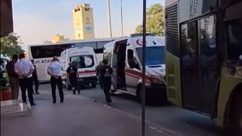 Belediye otobüsü ile personel servisi çarpıştı