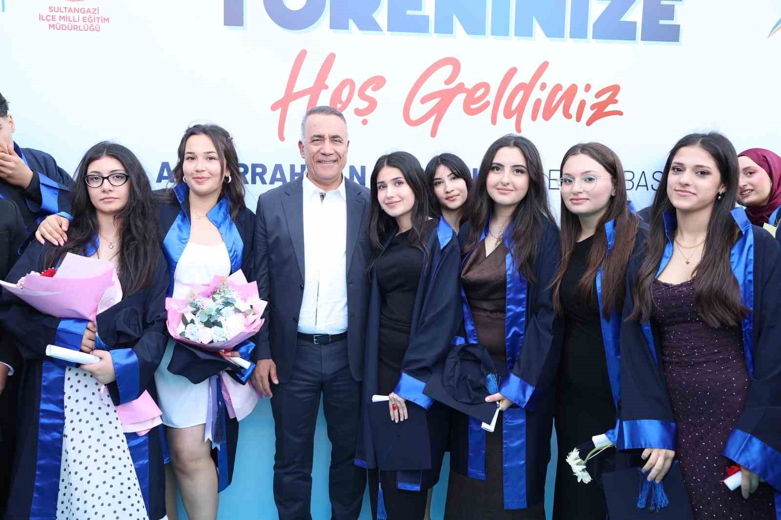 Sultangazi’de lise öğrencilerinin mezuniyeti coşkuyla kutlandı
