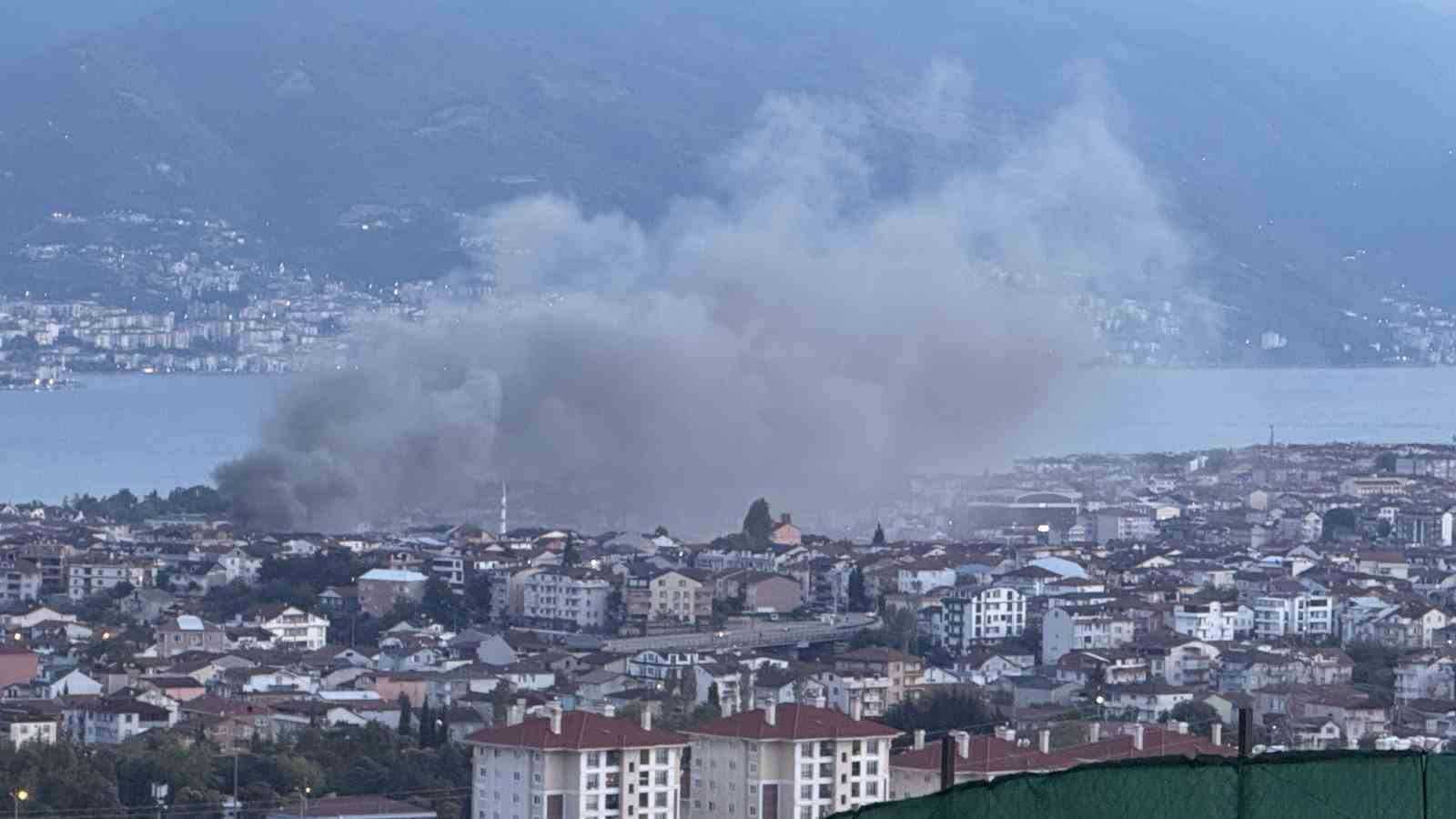 Gecekonduda çıkan yangın mahalleliyi sokağa döktü