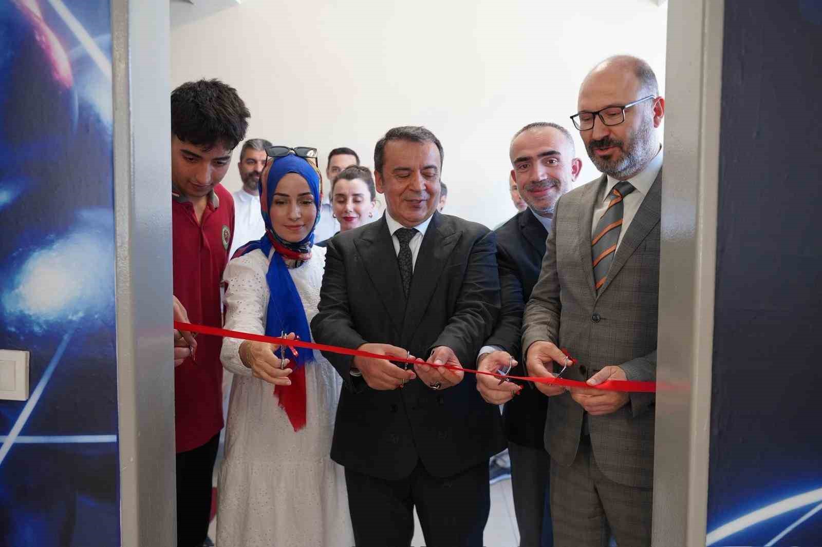 Eğitime destek: Yenibosna Anadolu İmam Hatip Lisesi’nde Fizik Laboratuvarı açıldı
