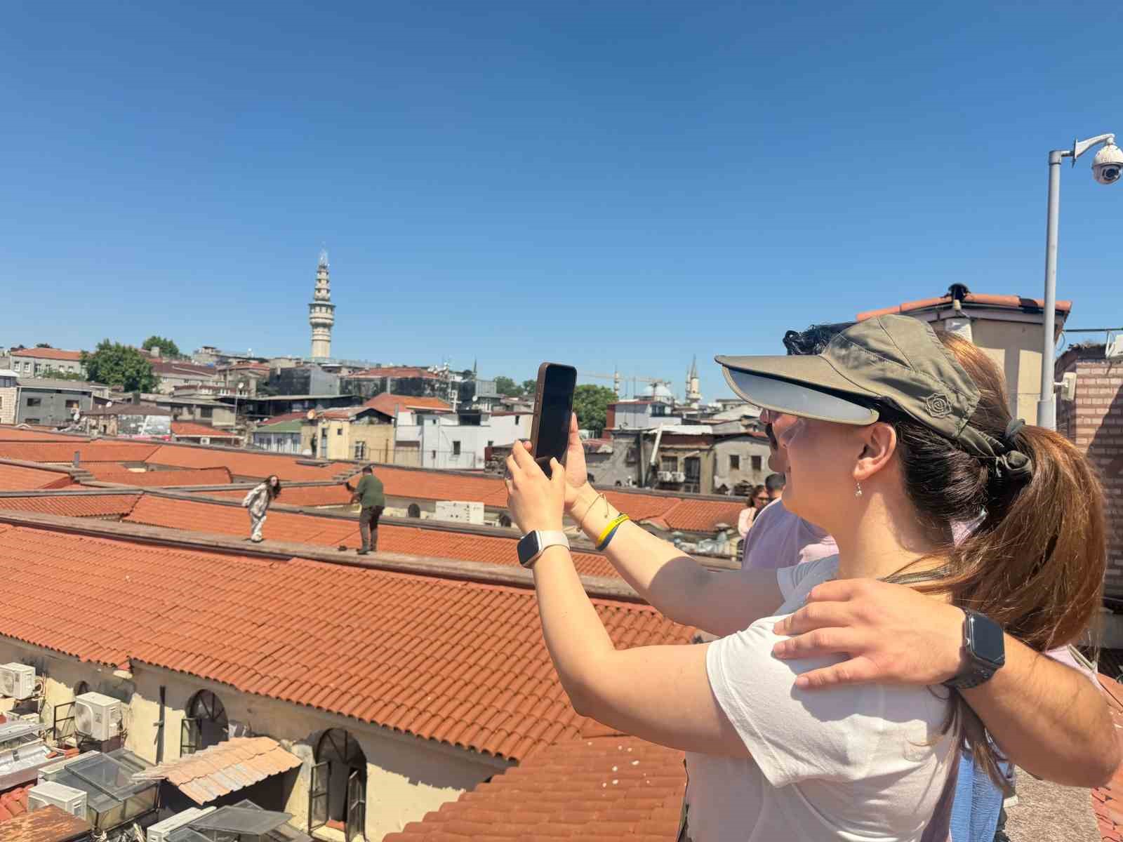 Kapalıçarşı turuna yoğun ilgi: Çatıda adeta fotoğraf yarışı
