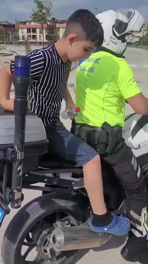 Polis ekipleri öğrenciyi sınava yetiştirmek için zamanla yarıştı

