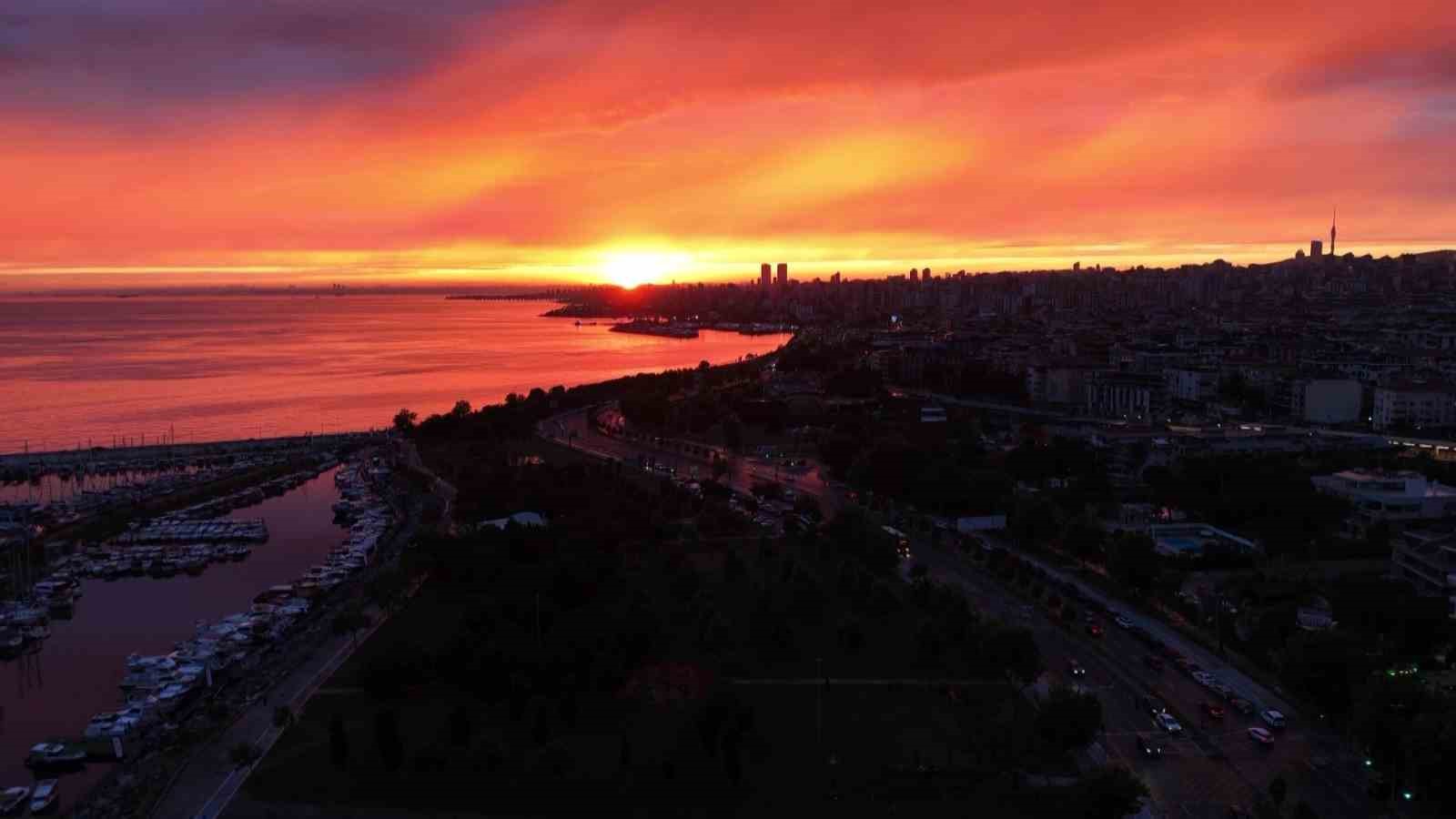 İstanbul’da yağmur sonrası gün batımı mest etti
