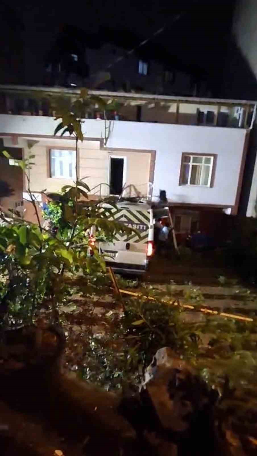 Çekmeköy’de servis minibüsü evin bahçesine uçtu: 1 yaralı