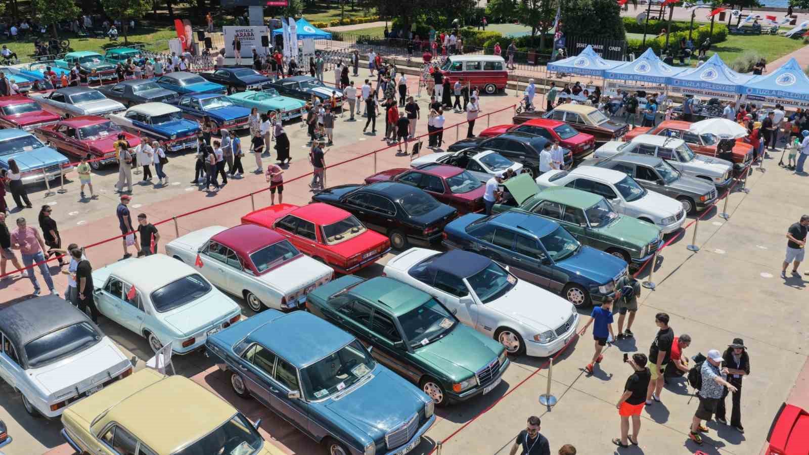 Tuzla’da nostalji rüzgarı: Klasik otomobiller sahilde buluştu