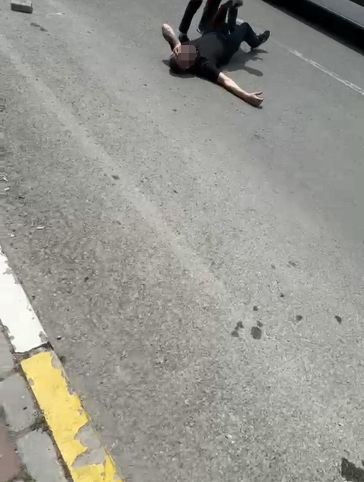 Adliye önünde silahlı saldırıya uğrayan kişi yaralandı