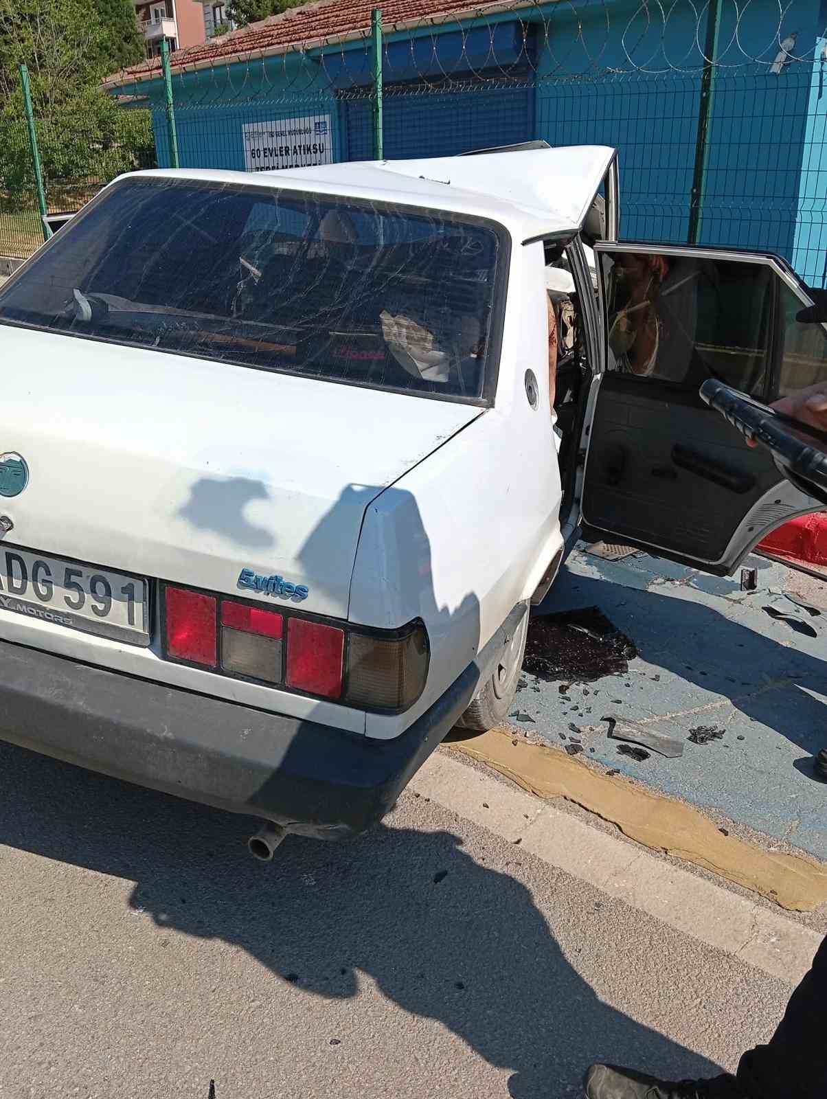Kaldırıma çarpan otomobilin sürücüsü yaralandı