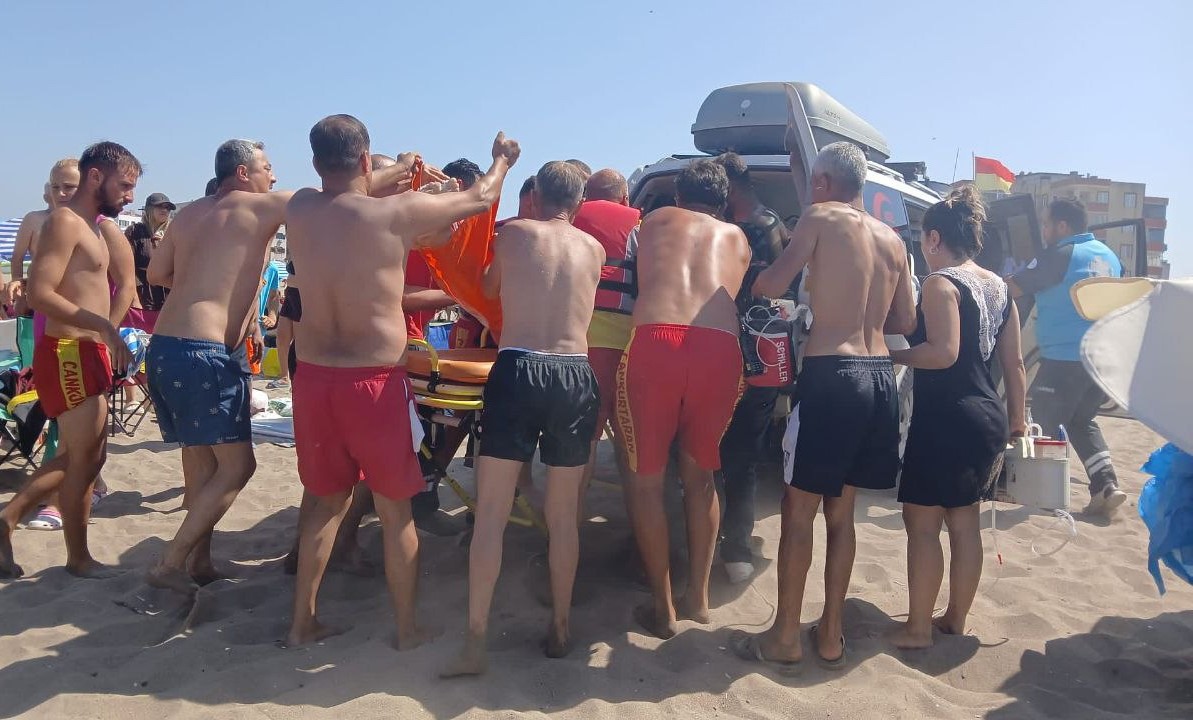 Denizde kalp krizi geçiren adama karada dakikalarca kalp masajı yaptılar
