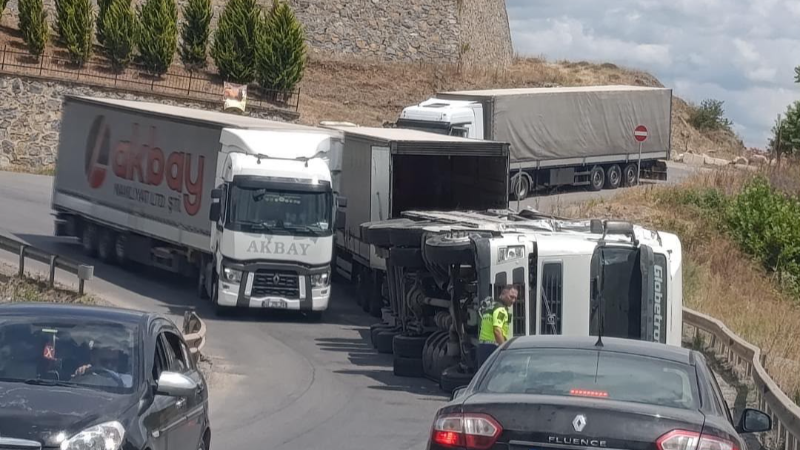 Tırın yan yatması sonucu trafik aksadı