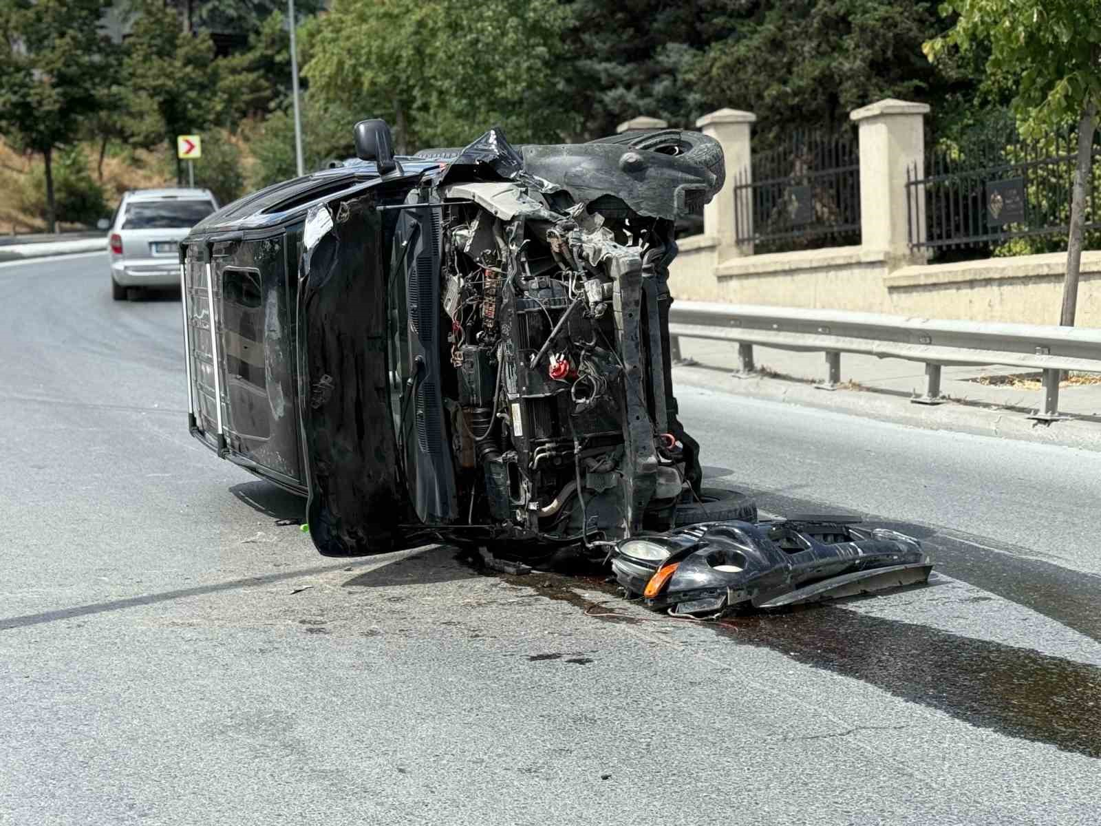 Beyoğlu’nda lüks cip aydınlatma direğine çarpıp yan yattı: Sürücü yaralandı