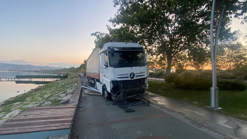 Tır bariyerleri aşarak yürüyüş yoluna daldı