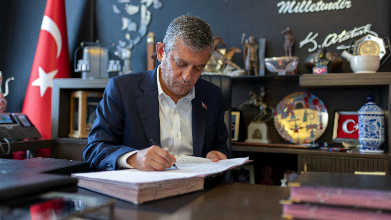 Özgür Özel ve 90 milletvekili CHP’den istifa etti