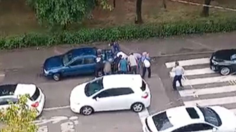 Yağışta dehşet anları: Moto kurye otomobilin altına girdi