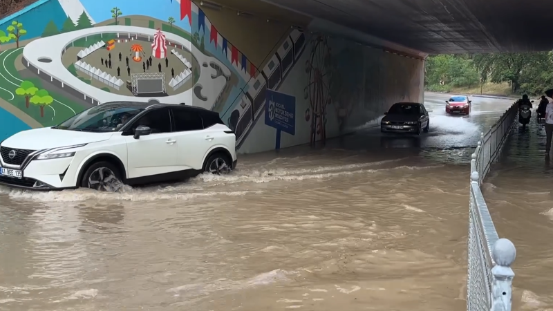 Kocaeli'de sağanak alt geçidi suyla doldurdu