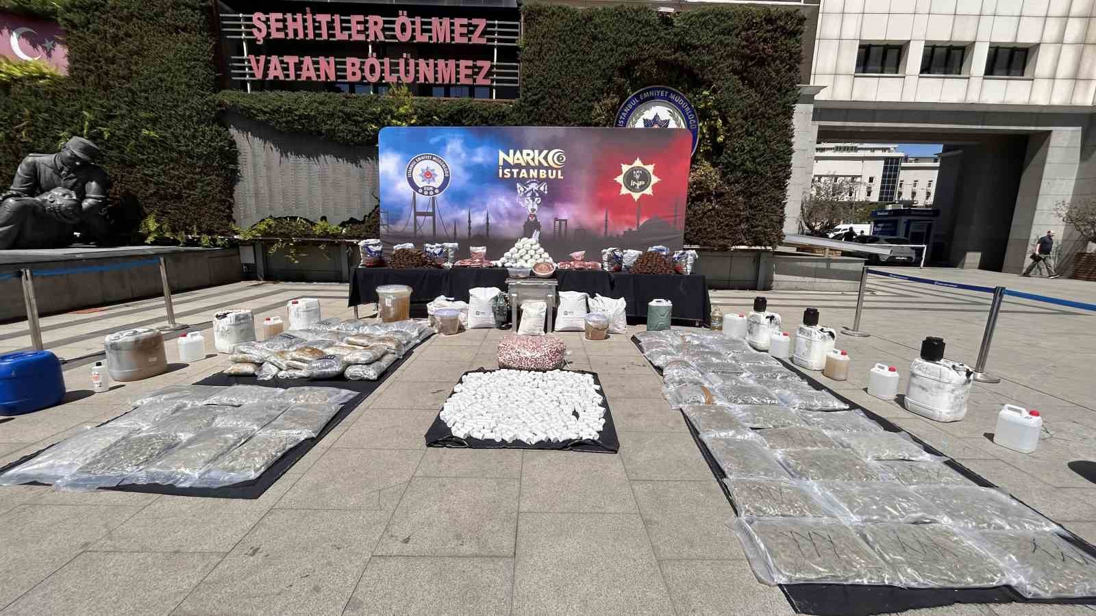 Uyuşturucu ve suç örgütlerine yönelik operasyonlarda ele geçirilen maddeler emniyette sergilendi