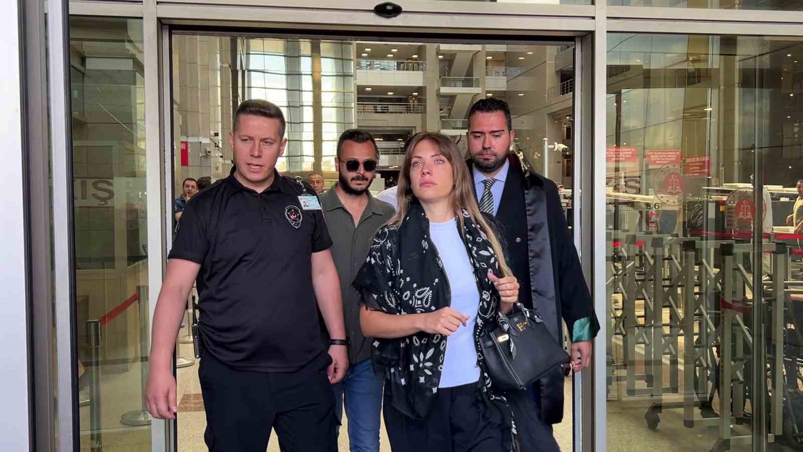 İstanbul Cumhuriyet Başsavcılığı tarafından yürütülen "Ahbaplar suç örgütü" soruşturması kapsamında oyuncu Eda Ece, ifade vermek üzere Çağlayan Adliyesine geldi.