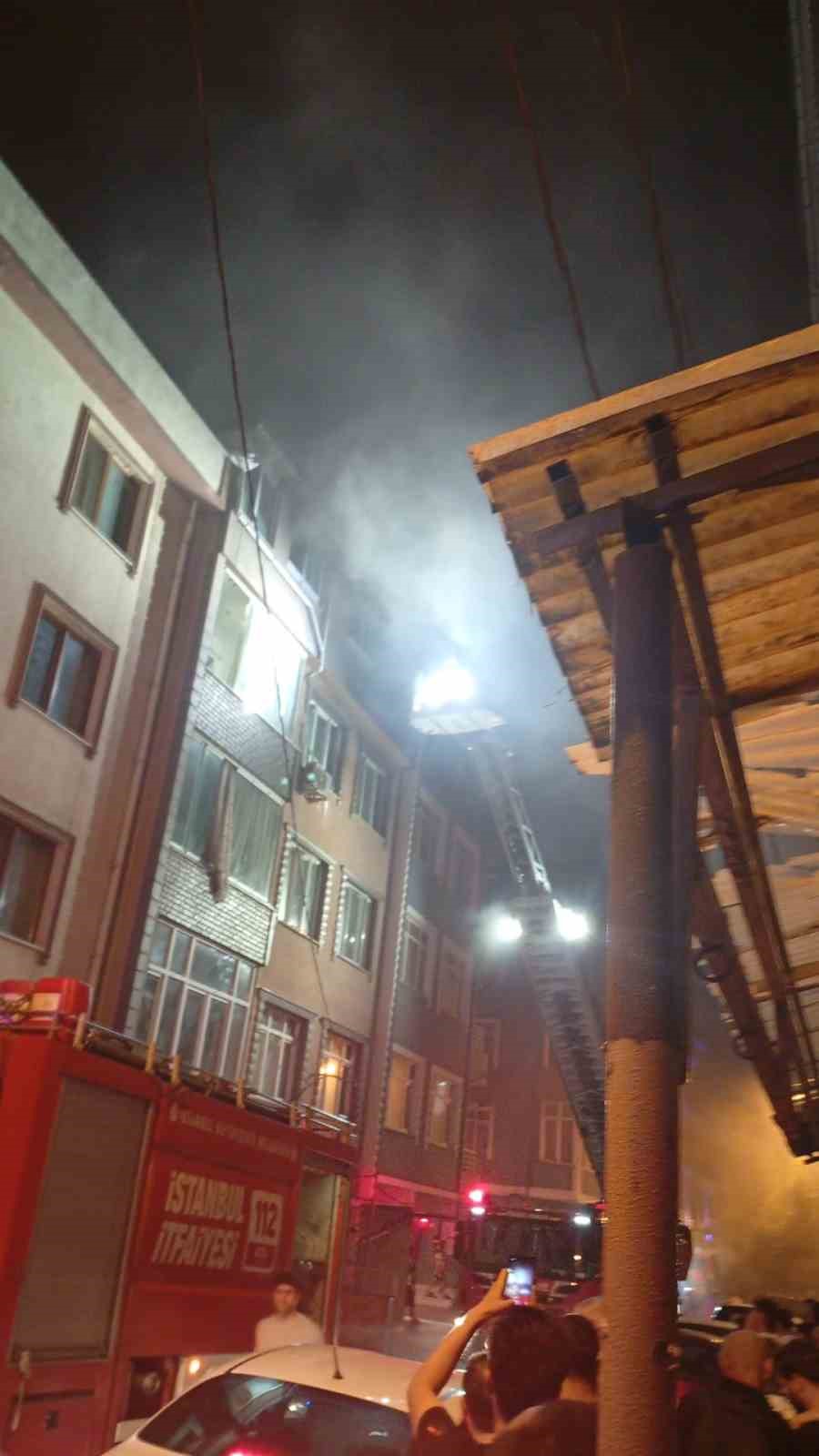 Küçükçekmece’de çatı katında çıkan yangında 1 kişi yaralandı
