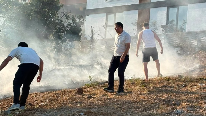 Başkan Gökçe vatandaşlarla birlikte yangına müdahale etti
