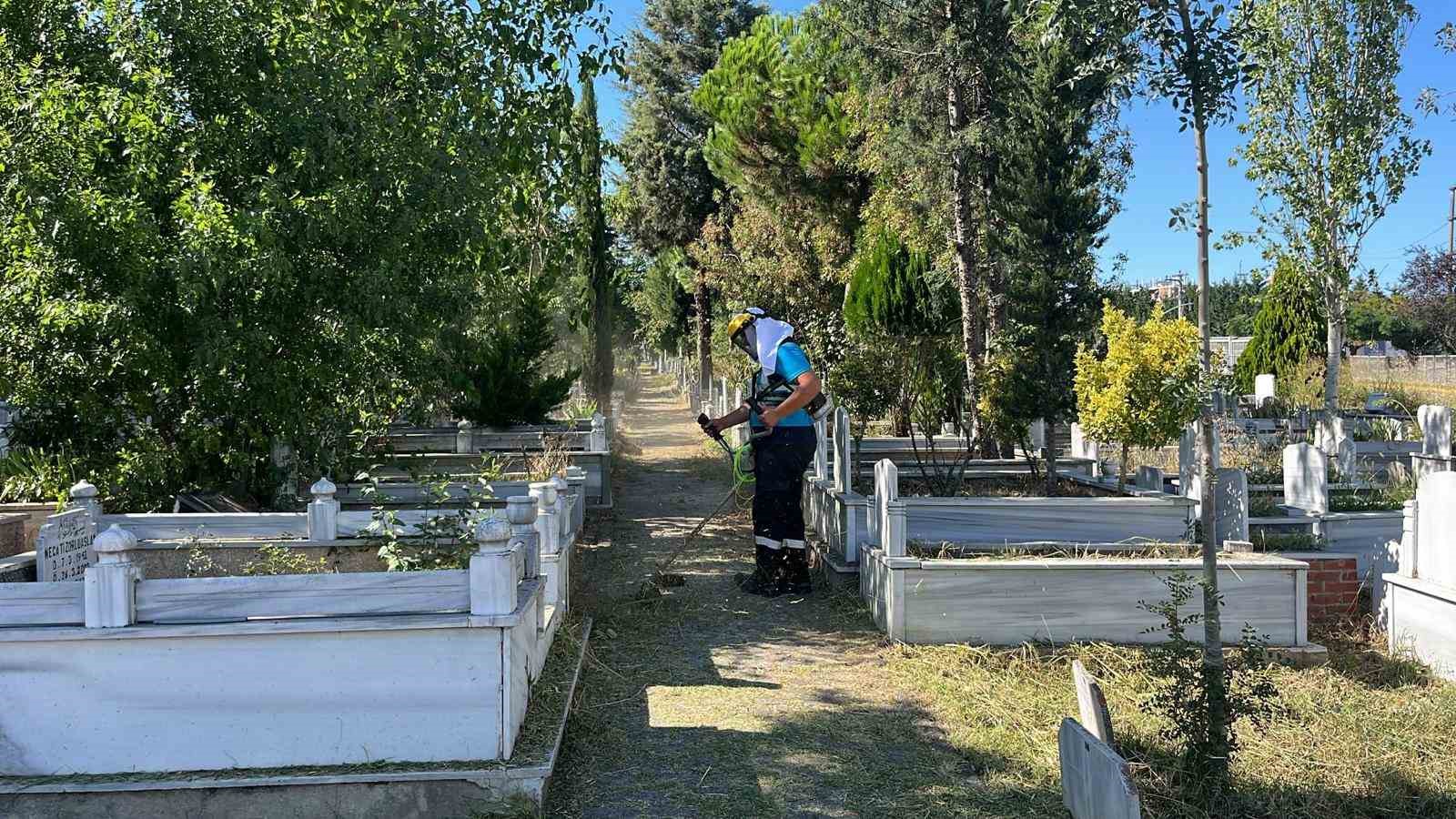 Gebze mezarlıklarında yabani ot temizliği