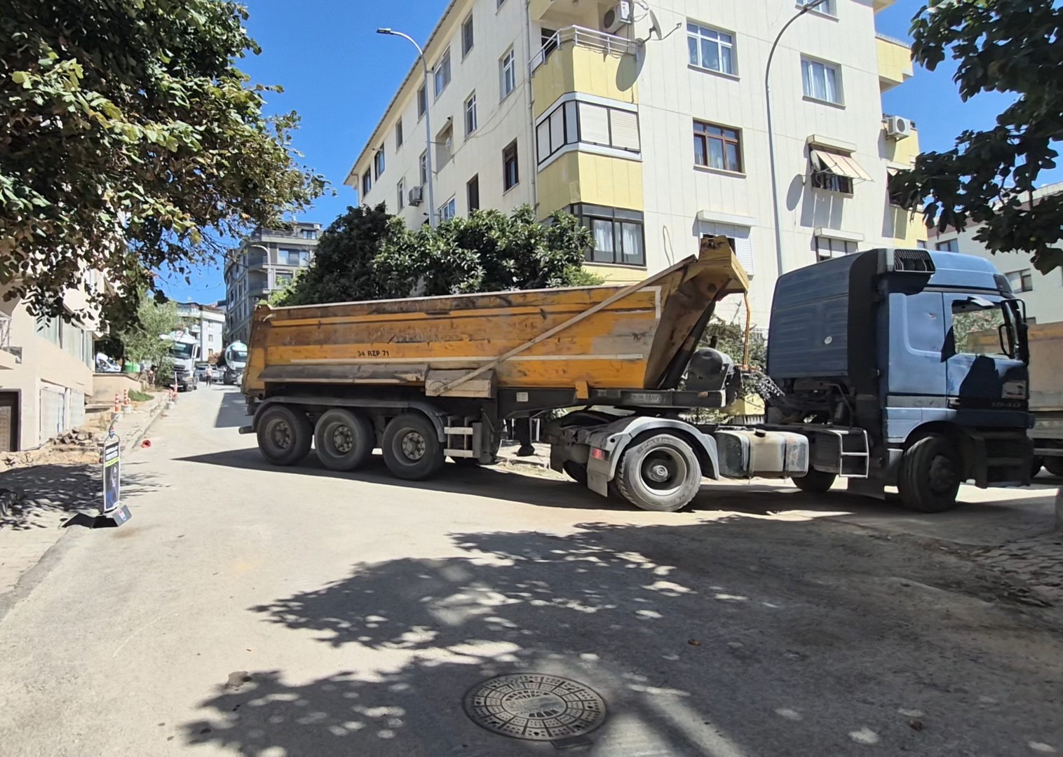 Maltepe’de dar sokakta inşaat çilesi: Mikserler yolu kapattı, sürücüler kornalarla isyan etti
