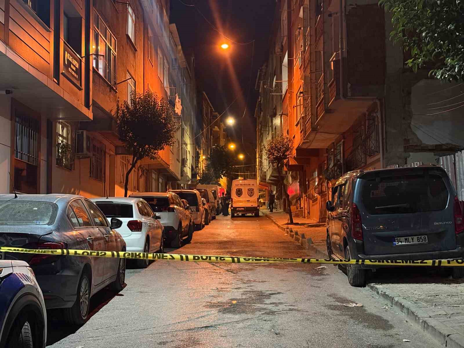 Esenler’de bir evde bulunan kişiler arasında kavgada silahlar konuştu: 3 ağır yaralı

