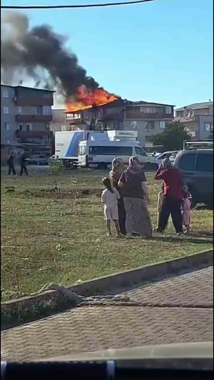 Kocaeli’de çatı alevlere teslim oldu
