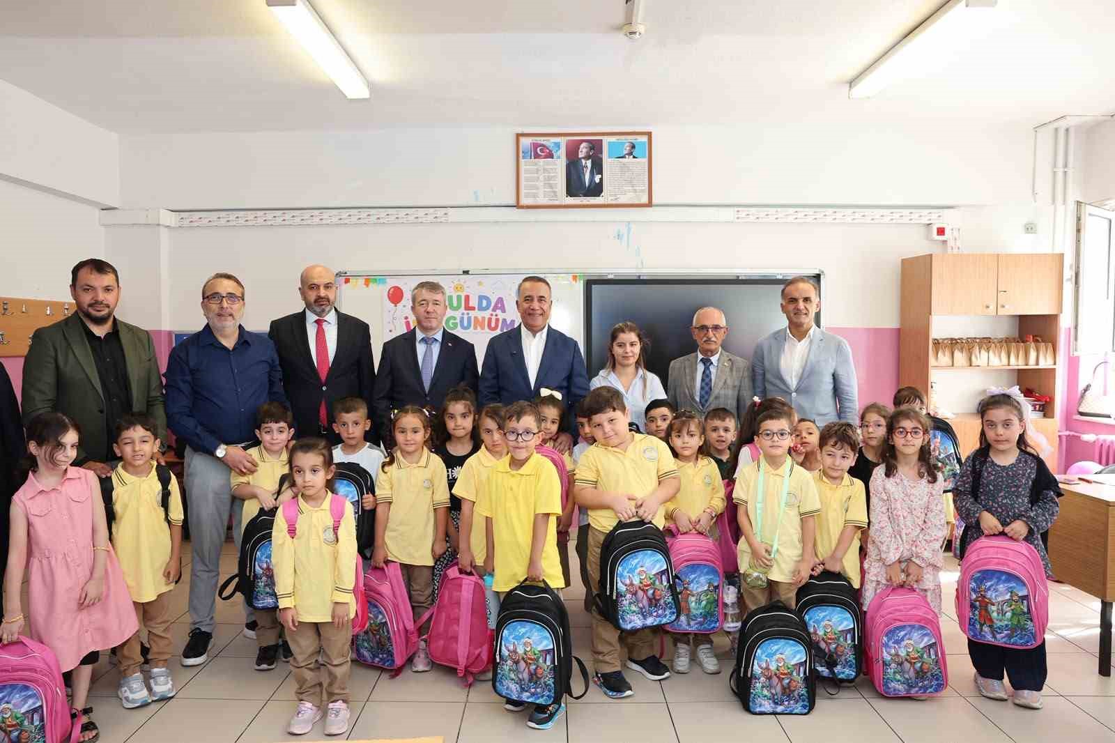 Sultangazi Belediyesi’nden ilkokula başlayan öğrencilere çanta ve kırtasiye seti sürprizi