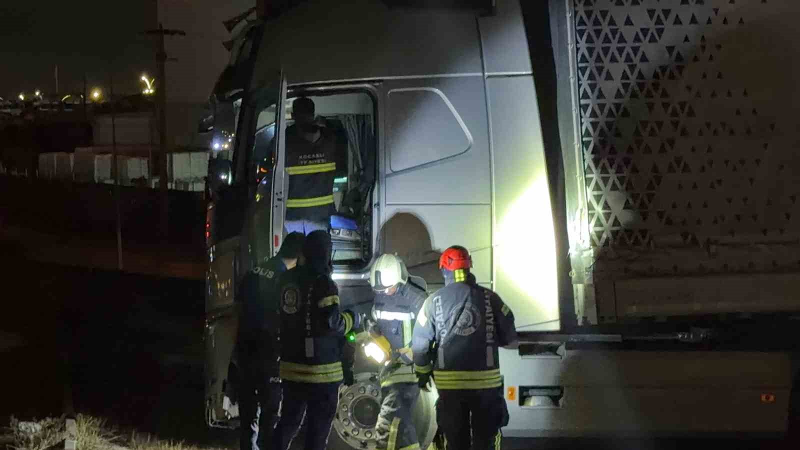 Yoldan çıkan tır bariyerleri aştı, sürücü kayıplara karıştı