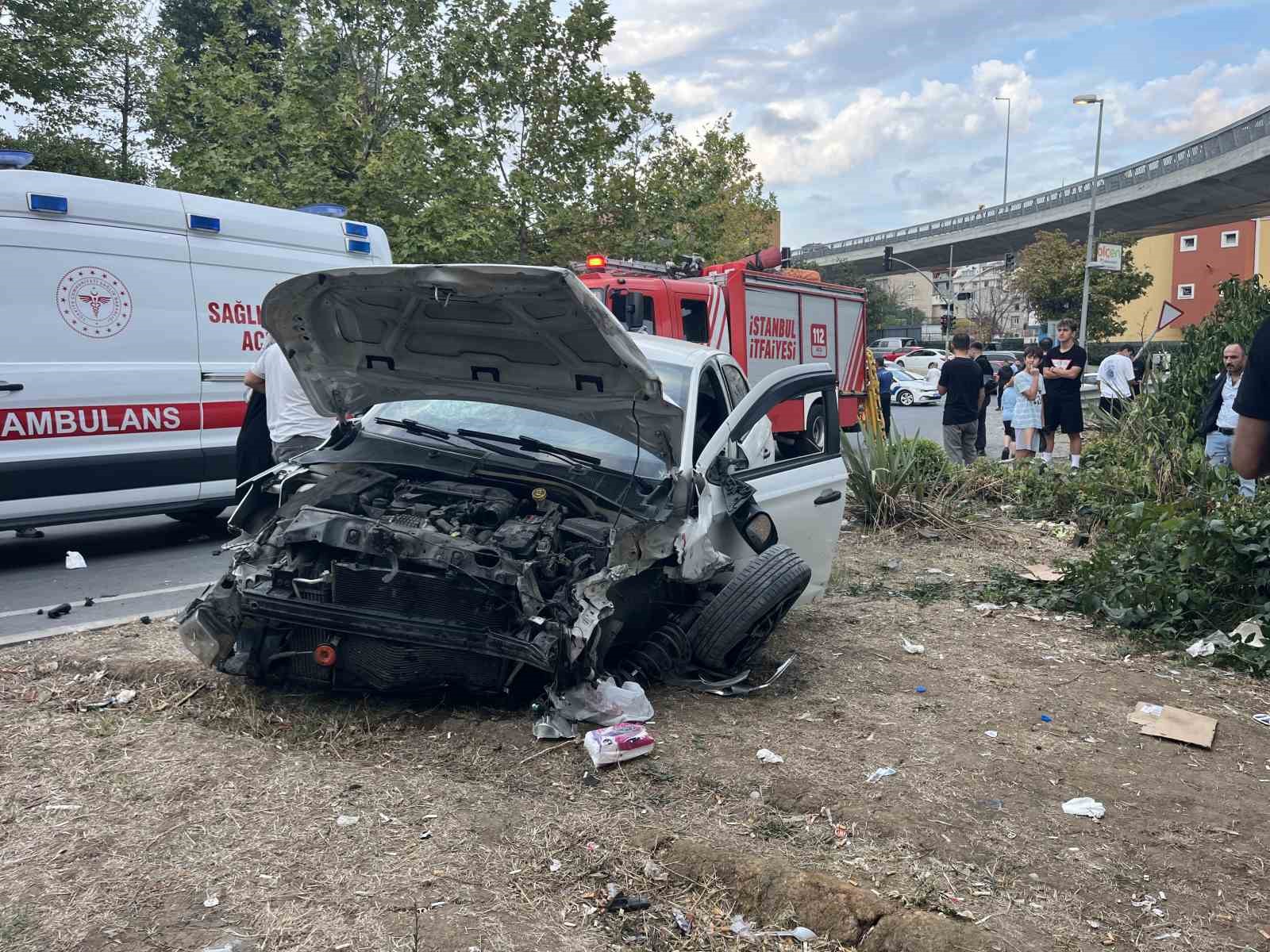 Küçükçekmece’de bisikletliye çarpmamak için manevra yapan araç bariyerlere çarptı: 4 yaralı