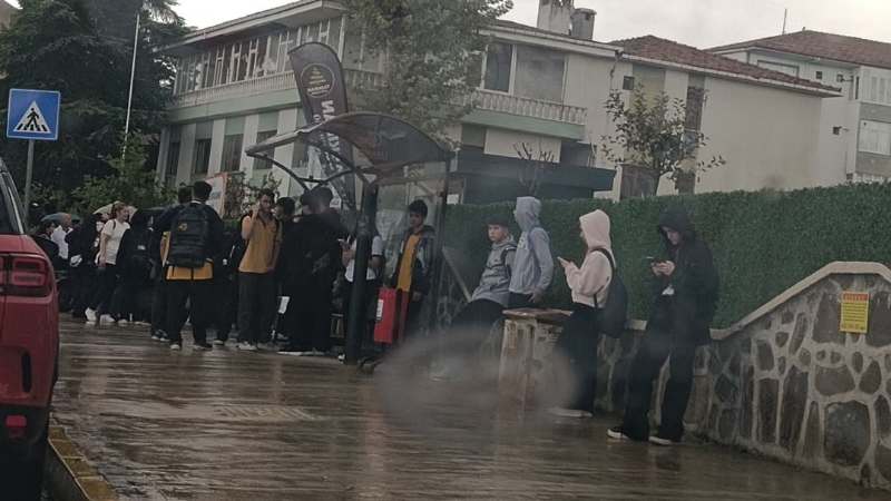 Görevli gecikince öğrenciler dışarıda kaldı!