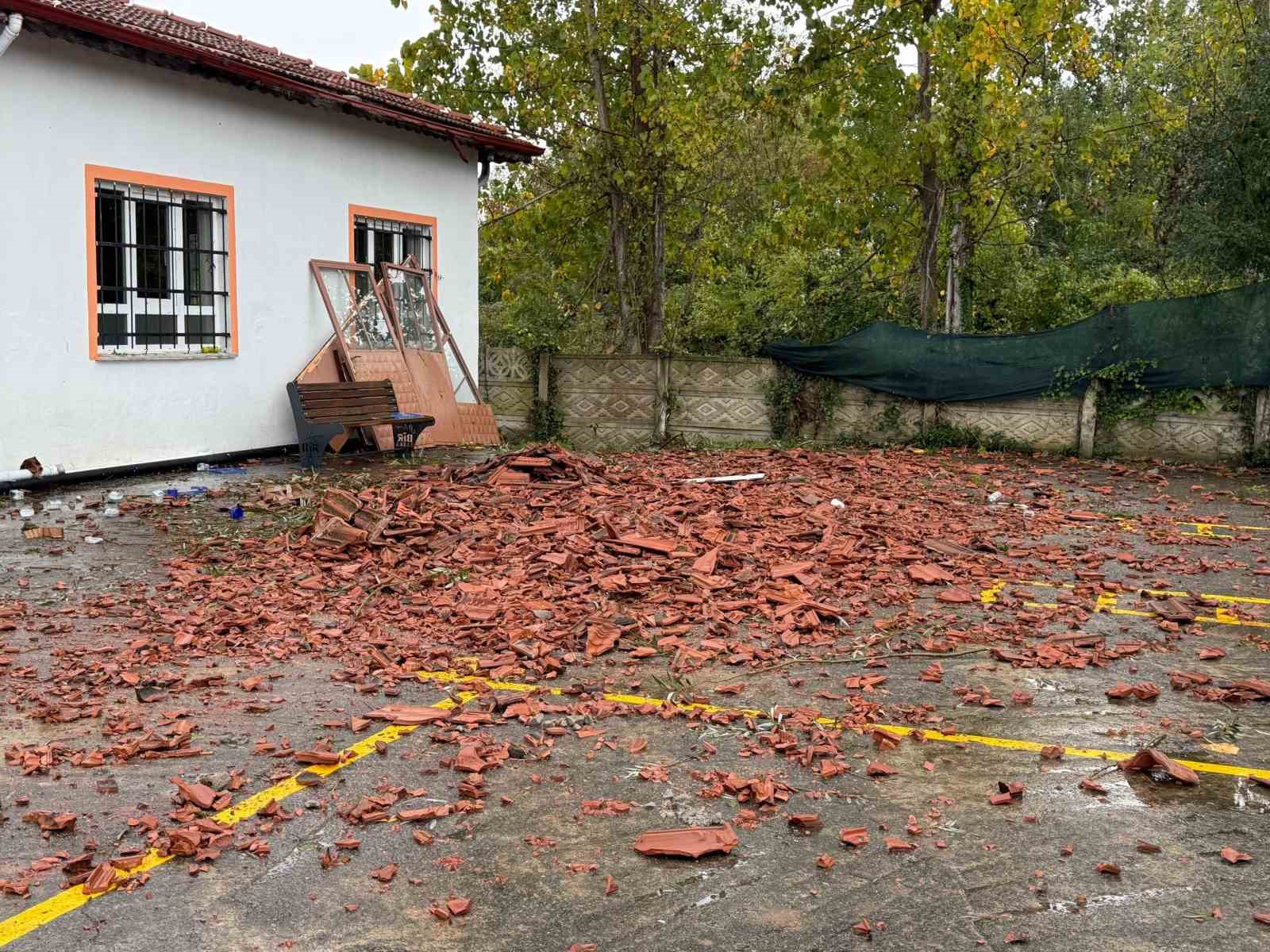 Selin ardından hortum vuran okulun çatısını el birliği ile tamir ettiler
