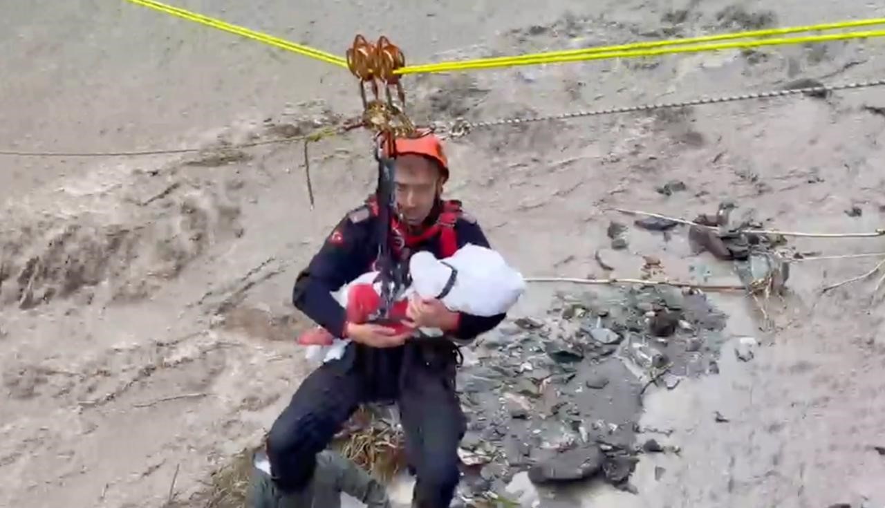 Operasyonda bebeği uyutmuştu: AFAD personeli o anları anlattı