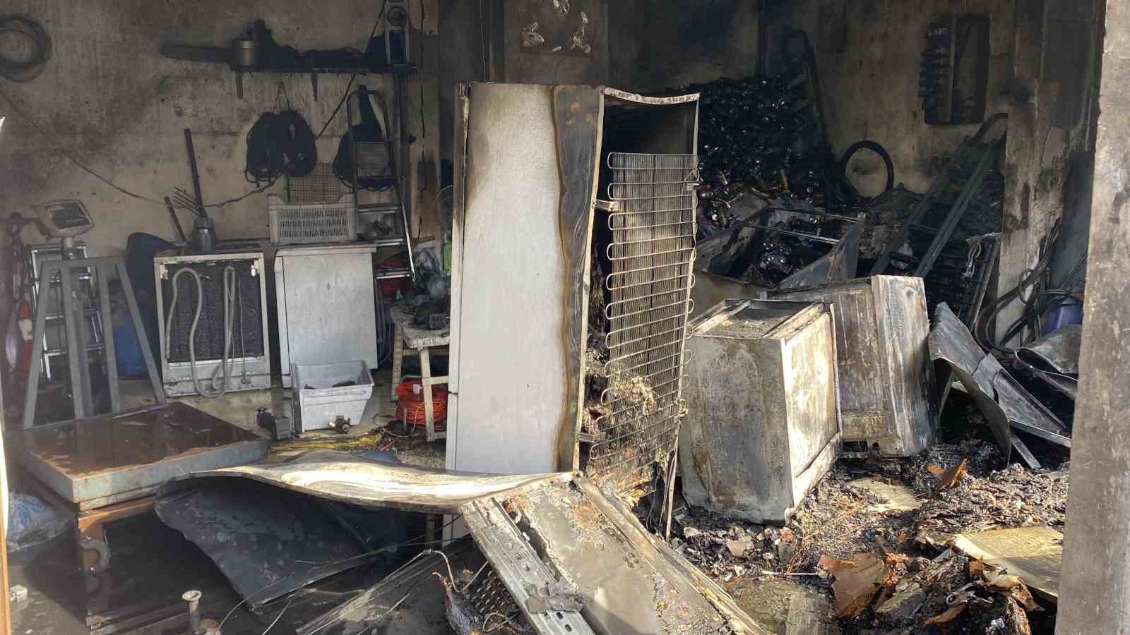 İş yerinde çıkan yangın 3 katlı binaya sıçradı