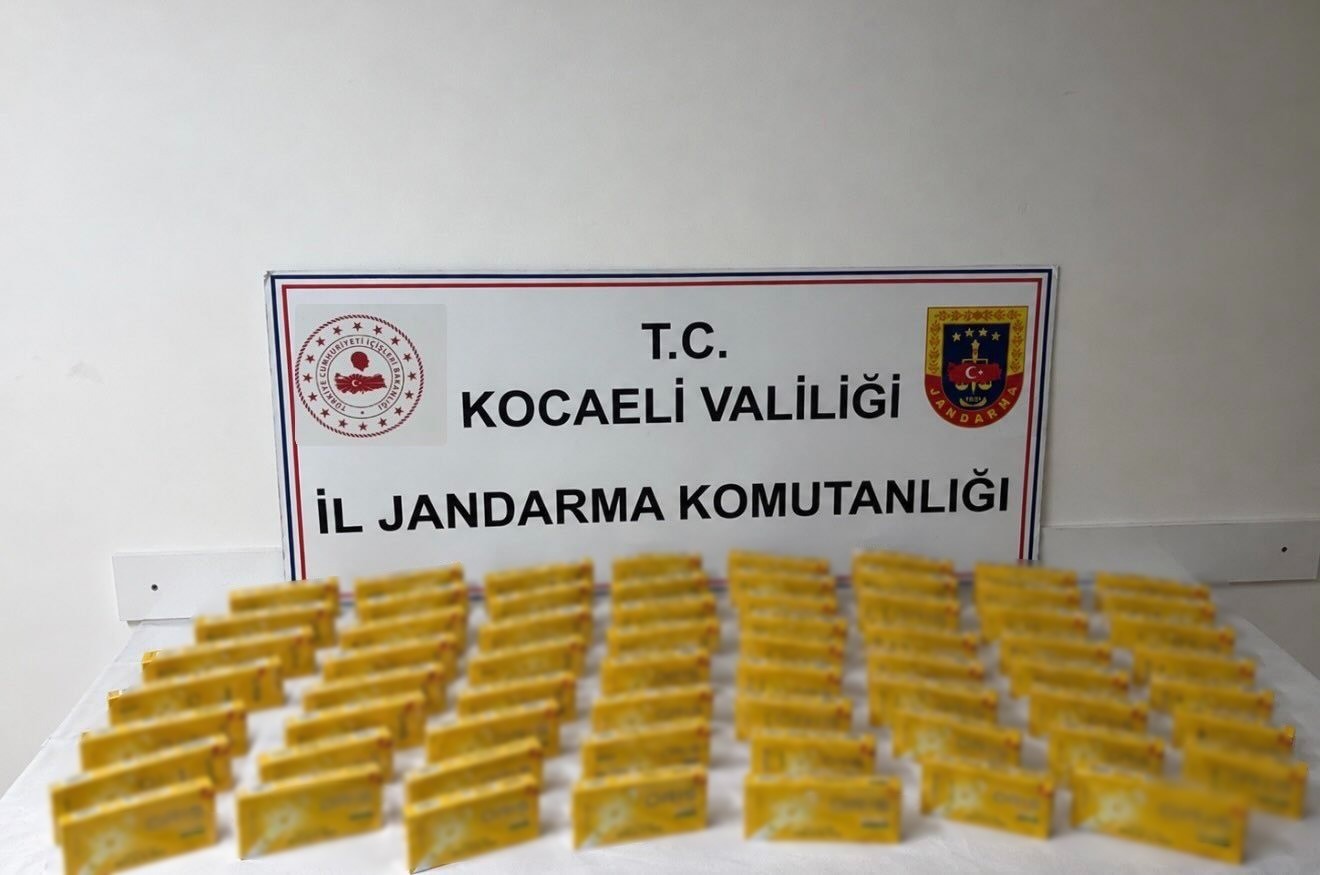 920 bin liralık 2 bin 830 paket kaçak ürün yakalandı