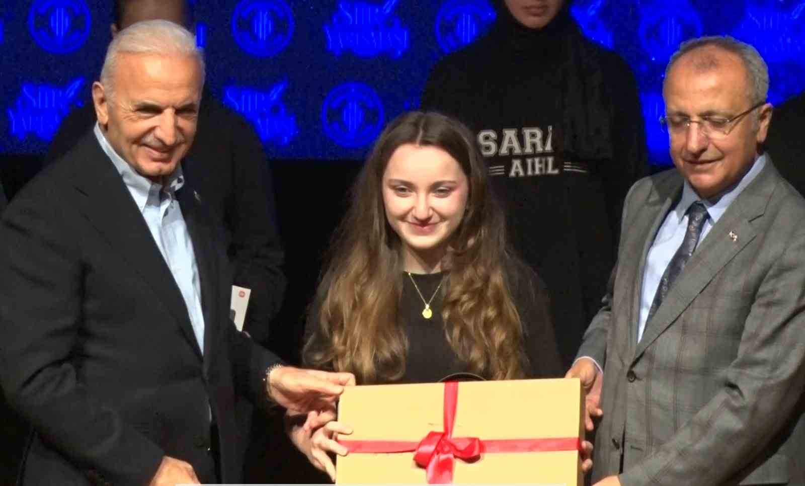 Ümraniye’de şiire ses veren gençler ödüllerine kavuştu
