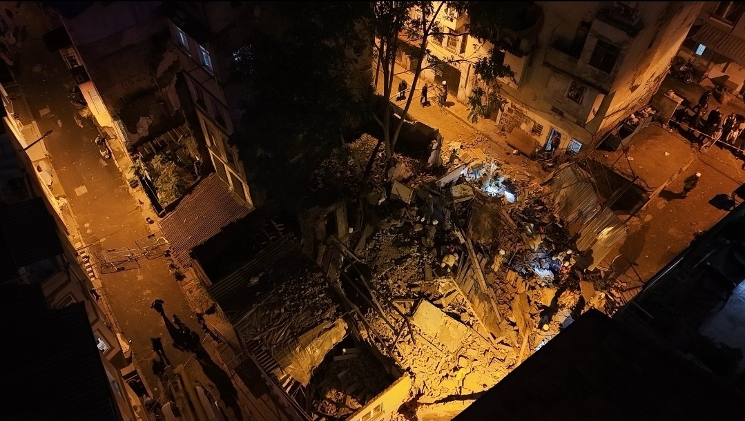 Beyoğlu’nda 5 katlı bina çöktü: Arama çalışmaları devam ediyor
