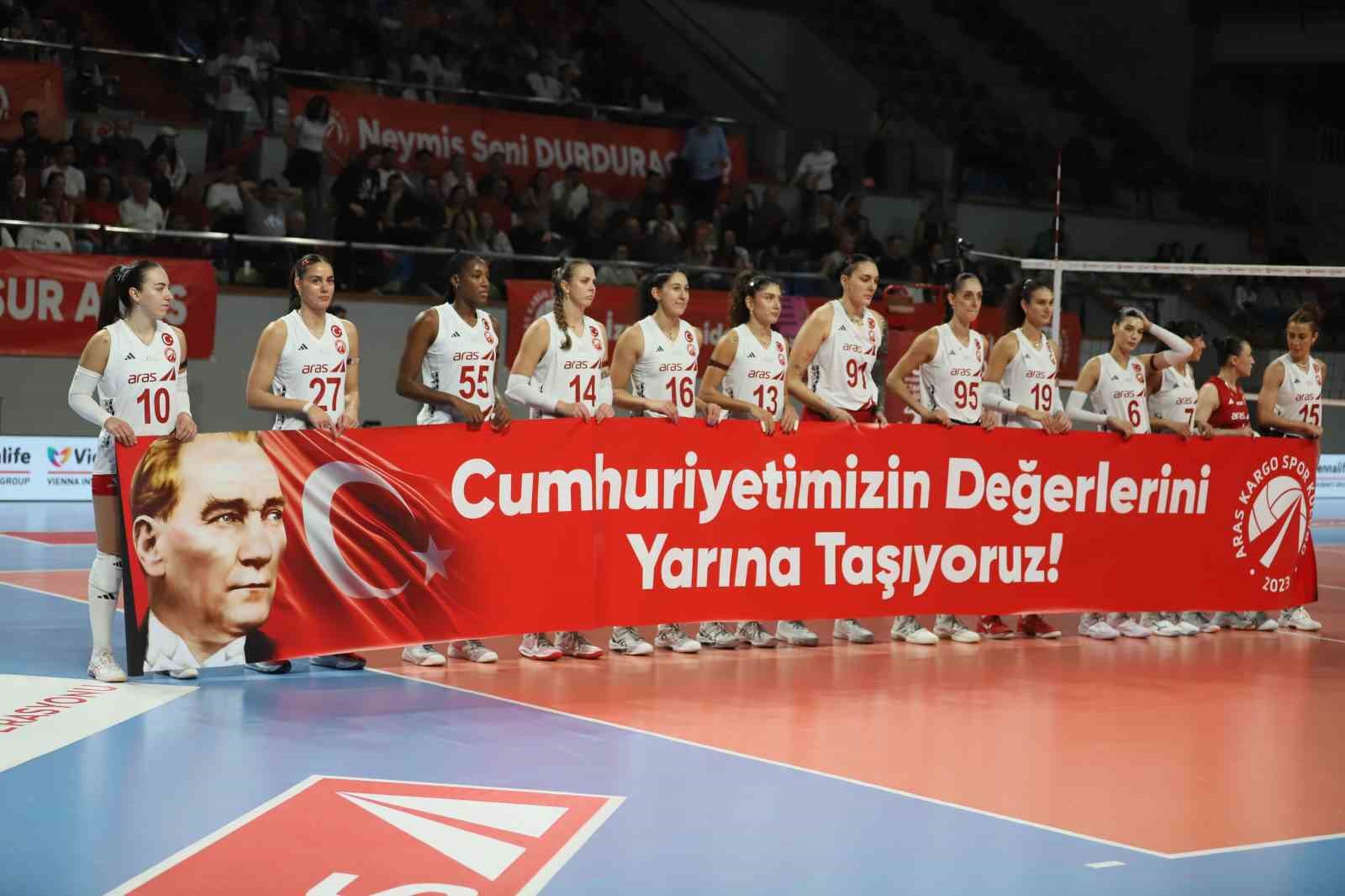 Aras Kargo Spor Kulübü, Sultanlar Ligi’nde Cumhuriyet’in 103’üncü yılını kutladı
