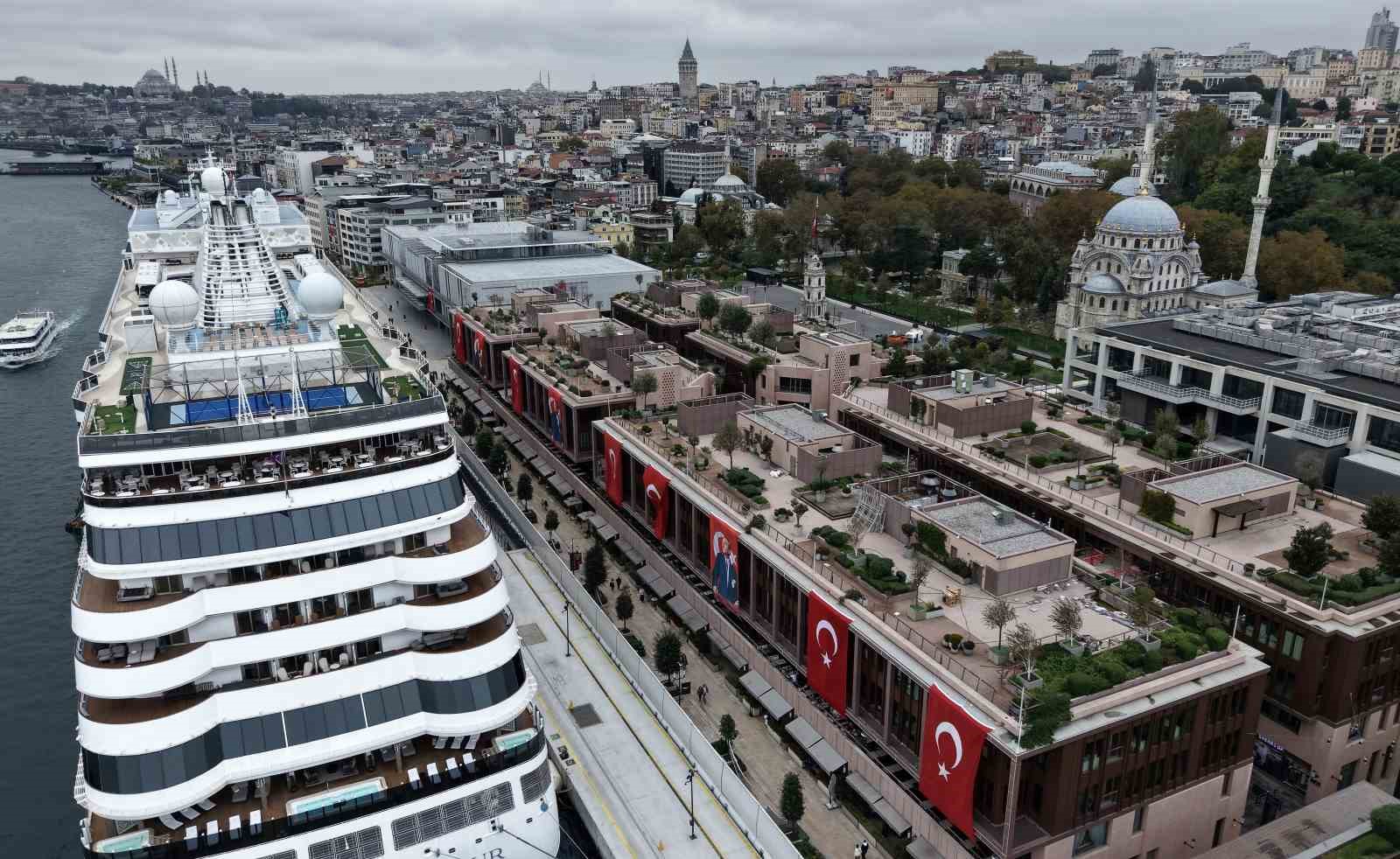 İstanbul Türk bayraklarıyla donatıldı: İstiklal Caddesi’nden Galataport’a Cumhuriyet coşkusu