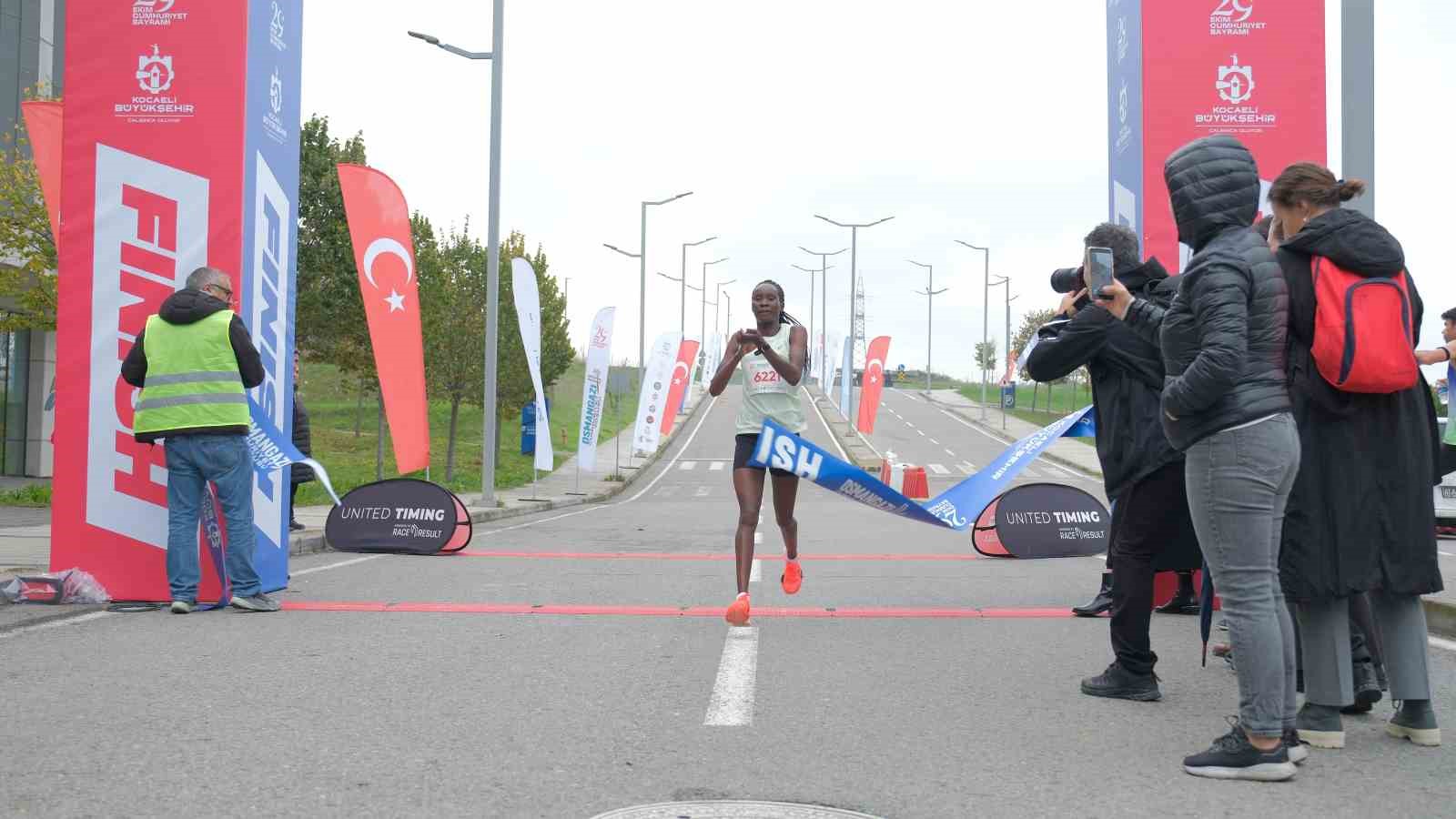 Binlerce kişi Cumhuriyet için Osmangazi Köprüsü’nde koştu
