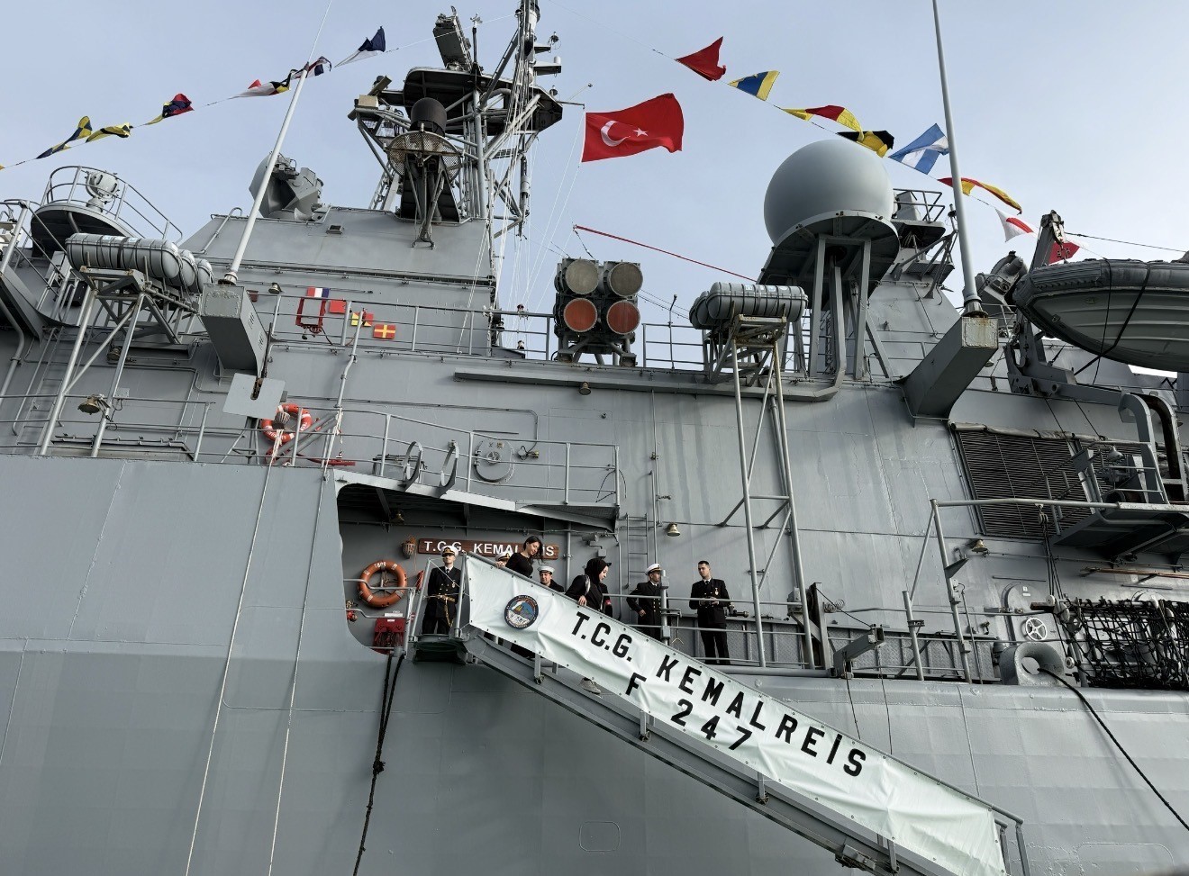 TCG Kemalreis Cumhuriyet’in 103’üncü yılı kutlamaları kapsamında vatandaşların ziyaretine açıldı