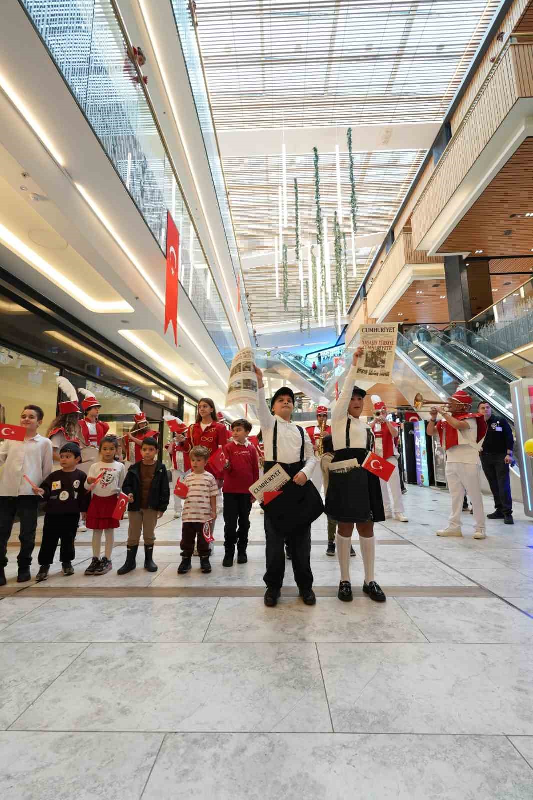 Çocuklar, özel kostümleriyle gazete dağıttı